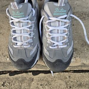 Skechers Womens Size 9 Gray and White Sneakers